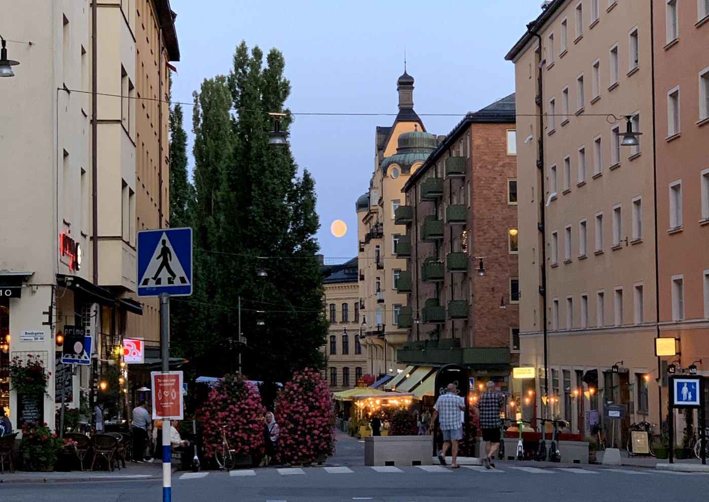 Photo of a sun in the sky at dawn while walking in the streets of Stockholm in Sweden